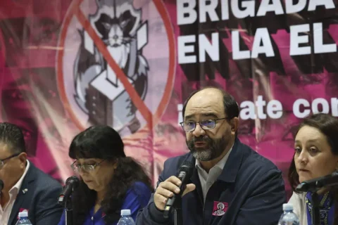 Emilio Álvarez Icaza, integrante de Somos México, durante la presentación de la Brigada Antimapaches en la elección judicial, en la que realizaron un llamado a la ciudadanía para sumarse y participar como observadores en jornada electoral del próximo domingo.