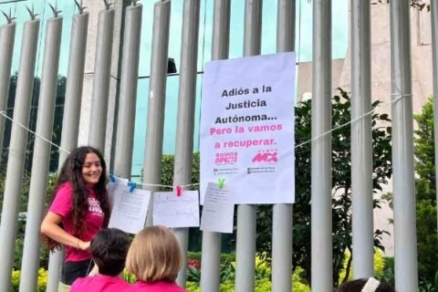 Tendedero-para-despedir-al-antiguo-poder-judicial-en-manifestaciond-e-Somos-MX