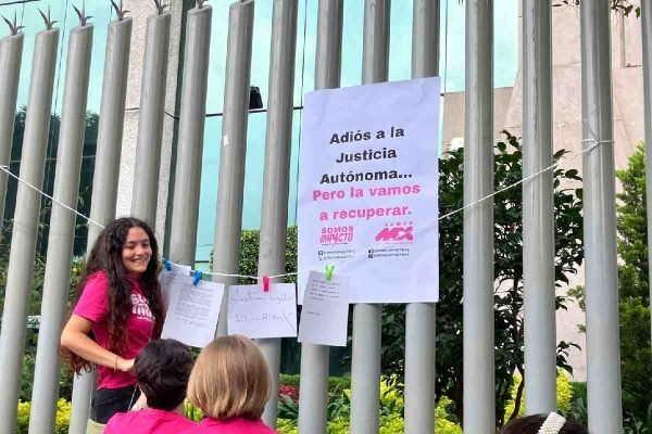 Tendedero-para-despedir-al-antiguo-poder-judicial-en-manifestaciond-e-Somos-MX