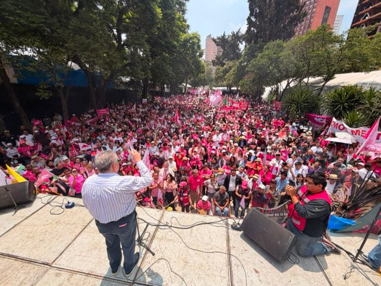 Multitud con banderas rosas de Somos en el Monumento a la Revolución