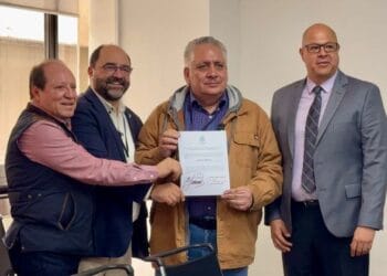 Entrega INE constancia y oficinas a Somos México