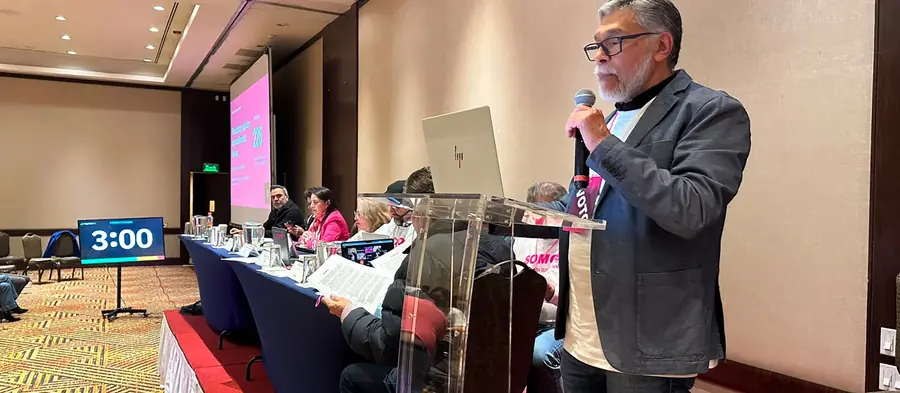 Sesión del IV Consejo Nacional de Somos con un orador en el podio