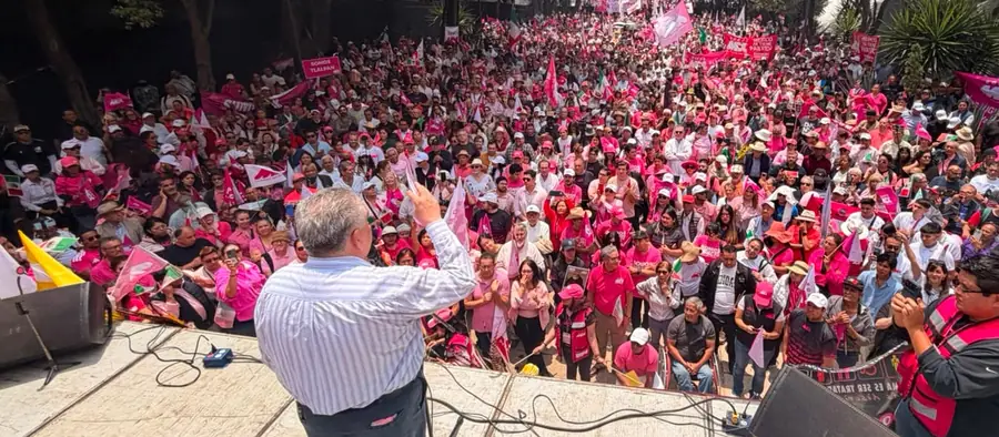 Multitud con banderas rosas de Somos frente al templete en el Monumento a la Revolución